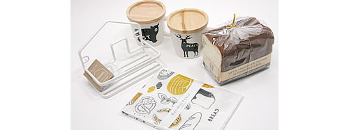 １１００円景品の例　（マグカップやふきん、食パン型のスポンジなどのキッチン用品）